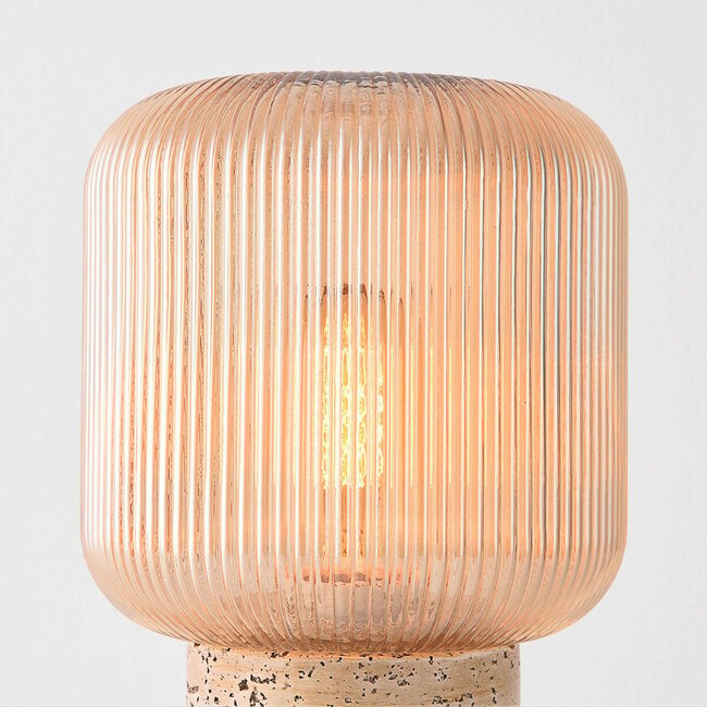 Lampe de table Aurex avec verre ambré nervuré et pied aspect travertin