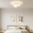 Plafonnier Trenara avec abat-jour aspect soie blanc et forme fluide