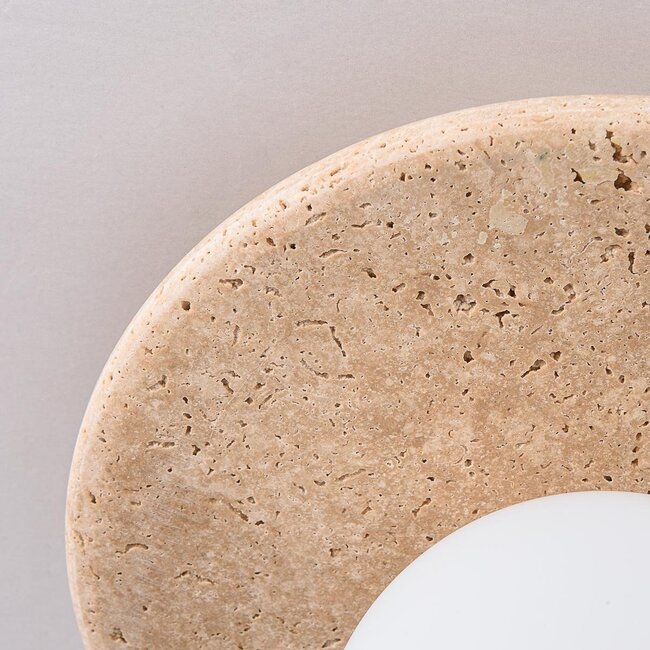 Plafonnier Cenno avec aspect travertin et verre blanc laiteux