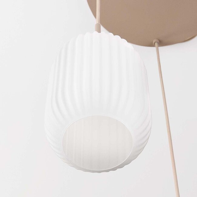 Suspension Serilda beige avec 3 abat-jours en verre blanc laiteux nervuré