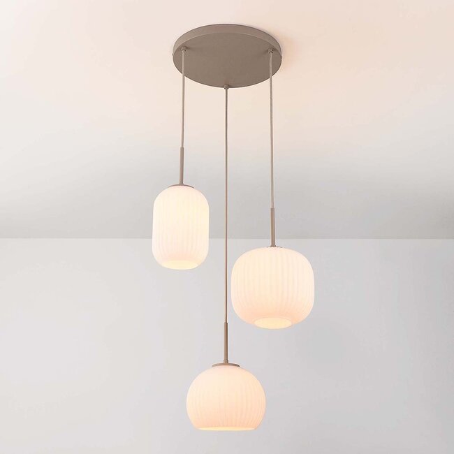 Suspension Serilda beige avec 3 abat-jours en verre blanc laiteux nervuré