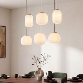 Moderne suspension beige Odalyn avec 6 abat-jours en verre blanc laiteux nervuré