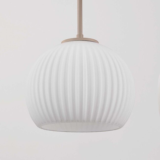 Moderne suspension beige Odalyn avec 6 abat-jours en verre blanc laiteux nervuré