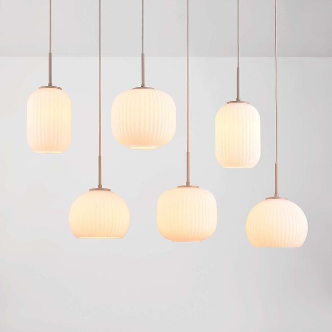Moderne suspension beige Odalyn avec 6 abat-jours en verre blanc laiteux nervuré