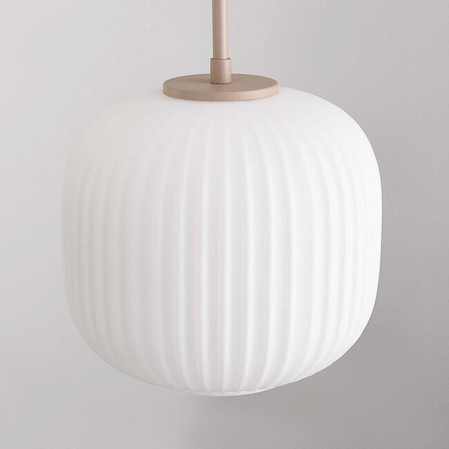 Suspension Meliora beige avec 3 abat-jours en verre nervuré