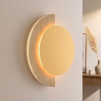 Applique Kiro à LED intégrée et travertin (pierre naturelle) en doré et beige sable