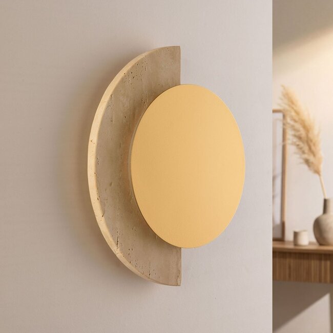 Applique Kiro à LED intégrée et travertin (pierre naturelle) en doré et beige sable