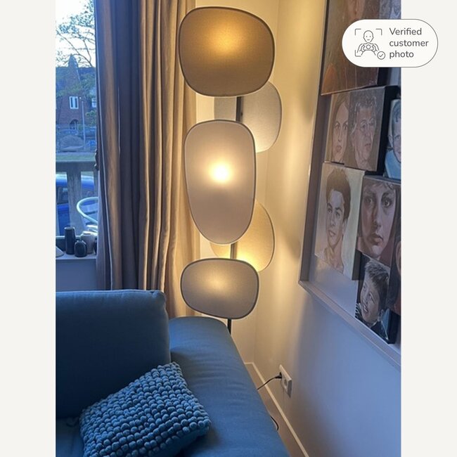 Lampadaire Velore avec abat-jour en lin naturel dans des tons doux et clairs