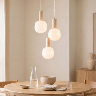 Suspension 3 lumières Vesso avec abat-jours en verre blanc laiteux et travertin