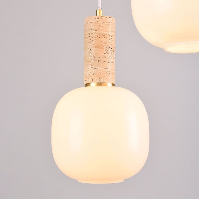 Suspension 3 lumières Vesso avec abat-jours en verre blanc laiteux et travertin