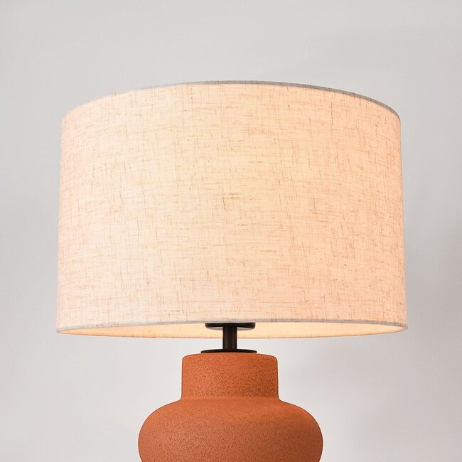 Lampe de table Sasha en céramique sculpturale brun chaud à abat-jour en lin