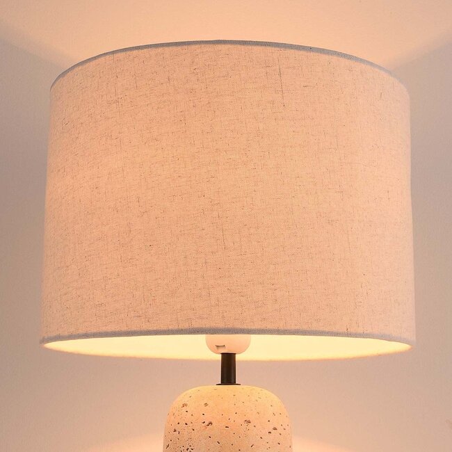 Lampe de table Seraphina avec abat-jour en lin et pied en céramique effet travertin