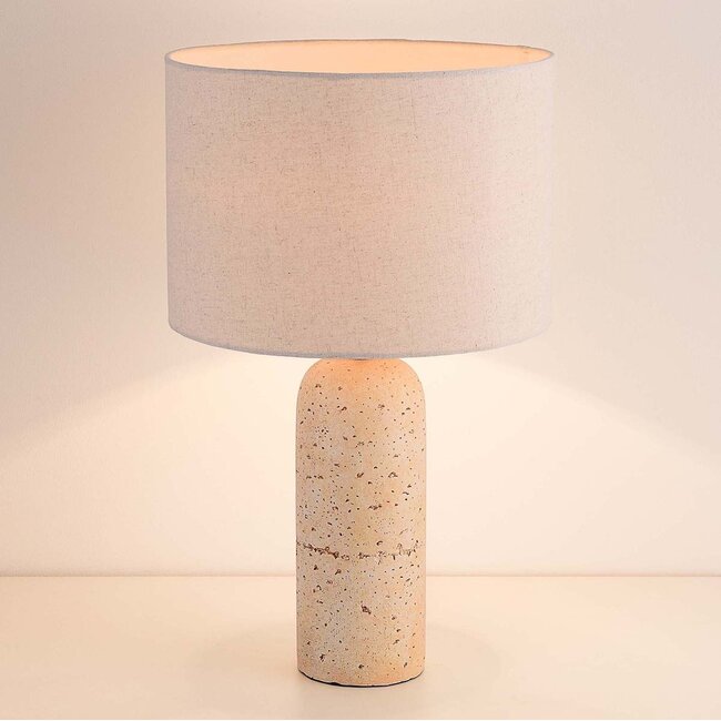 Lampe de table Seraphina avec abat-jour en lin et pied en céramique effet travertin
