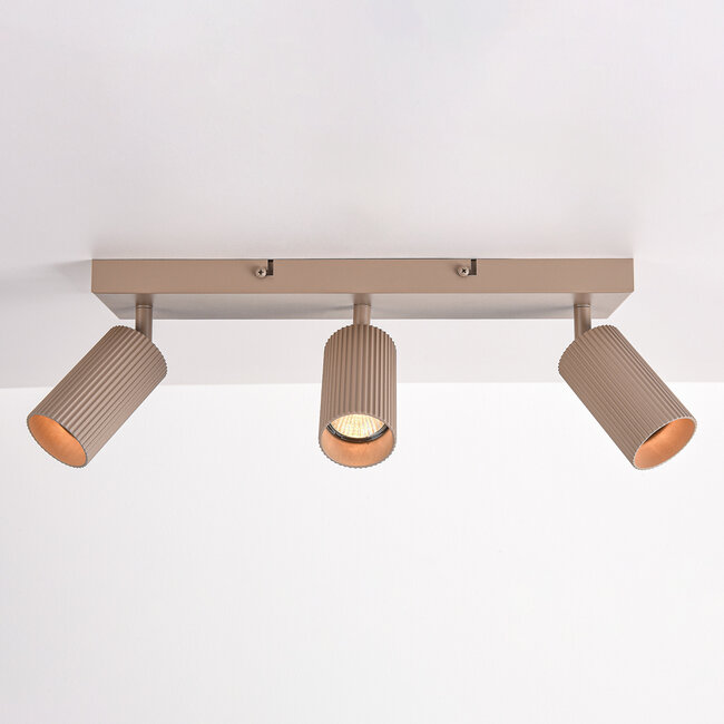 Plafonnier Blaze avec 3 spots nervurés et orientables - beige sable