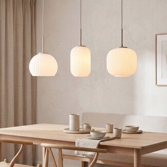Suspension Meliora beige avec 3 abat-jours en verre nervuré