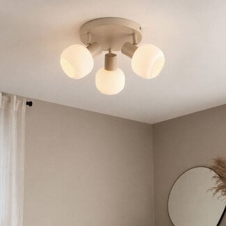 Plafonnier Natasja à 3 globes en verre blanc laiteux striés pivotants en beige sable