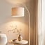 Lampadaire arqué Pedro avec abat-jour plissé en beige