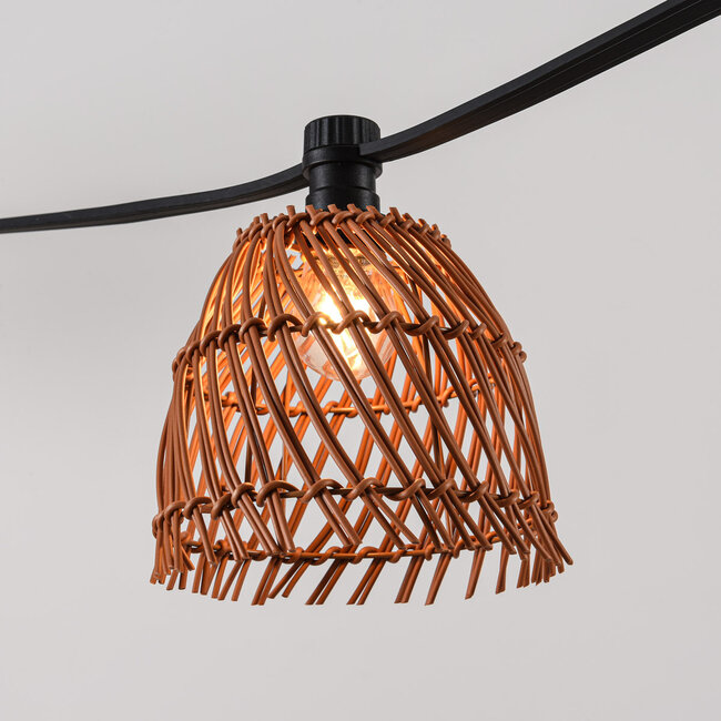 Kit guirlande guinguette avec abat-jours en aspect rotin couleur bois foncé, disponible avec différentes ampoules LED