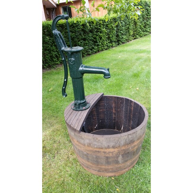 Wasser wanne Whisky mit gusseiserner Handpumpe