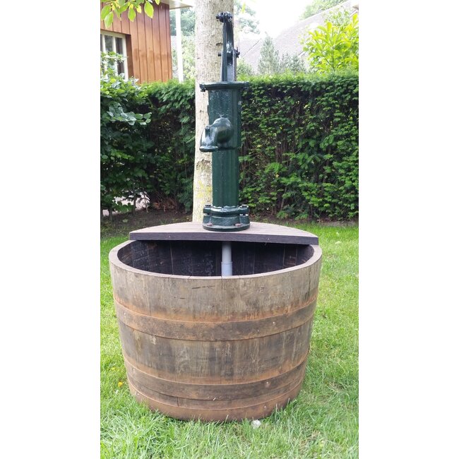 Wasser wanne Whisky mit gusseiserner Handpumpe