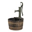 Wasser wanne Whisky mit gusseiserner Handpumpe