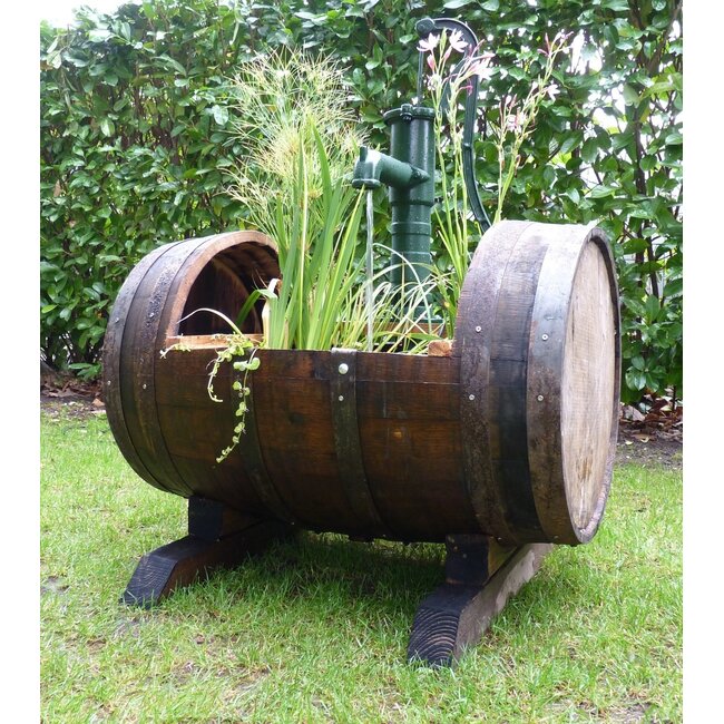 Whiskyfass-Wasserwanne mit gusseiserner Handpumpe, liegend