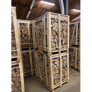 Trockene Brennholz-Palettenkiste