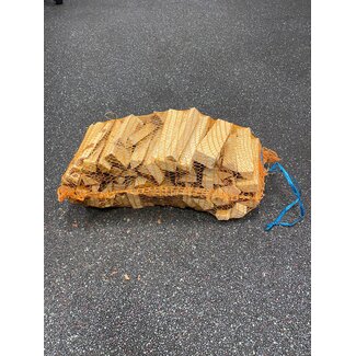 Anzündholz im Netzsack
