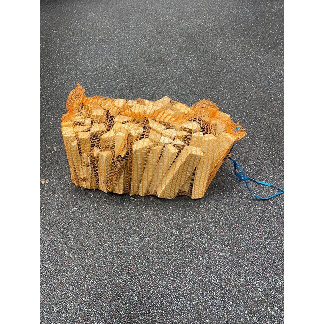 Anzündholz im Netzsack