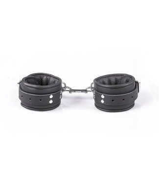 Kiotos Leather Edgy schwarze Fußfesseln mit silbernen Nieten und D-Ringen – Kiotos Design