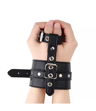 PU-Lederen Single Handcuff Met Duimslot En Verstelbare Riem 26,5 cm