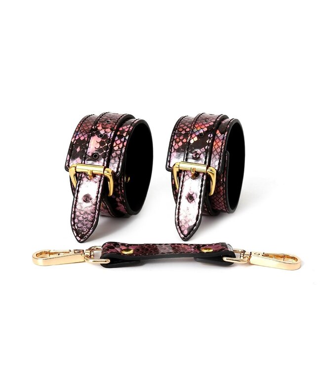 Neonrosa Handfesseln mit Reptilienprint aus veganem PVC-Leder