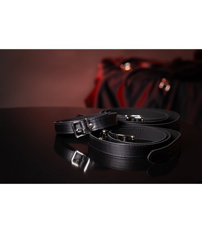 Ouch! Full Body Bondage Set Zwart Met 7 Verstelbare PU-Leer Riemen