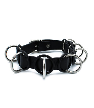 Kiotos Leather Robustes schwarzes Lederhalsband mit 7 Ringen | Verstellbar & stilvoll