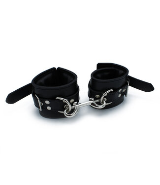 Kiotos Leather Bequeme schwarze Leder-Handfesseln mit Polsterung – Verstellbar & Haltbar