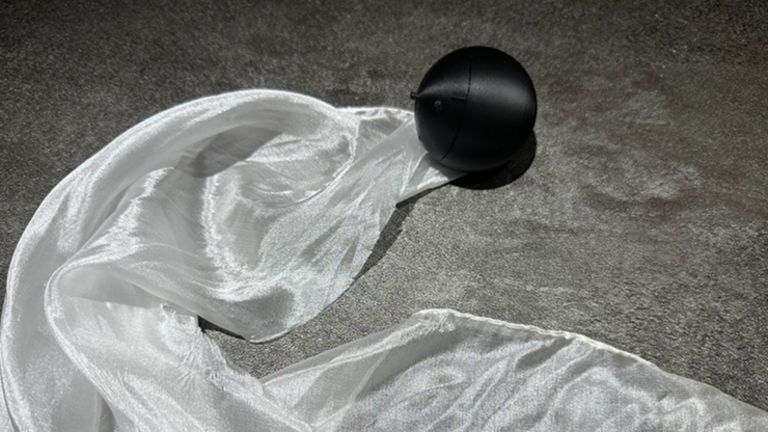 Hyper Silk Ball by Peng Min & Storm Creative (Black)