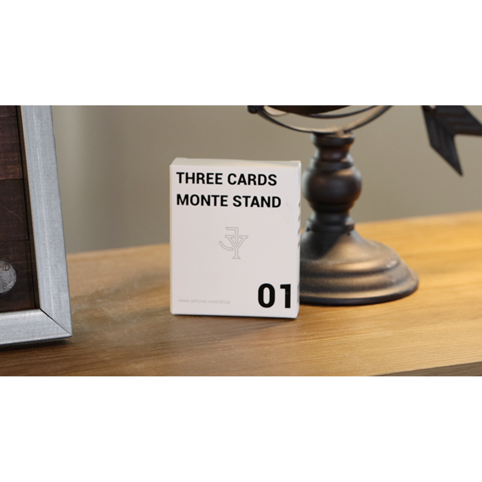 Three Cards Monte Stand RED by Jeki Yoo