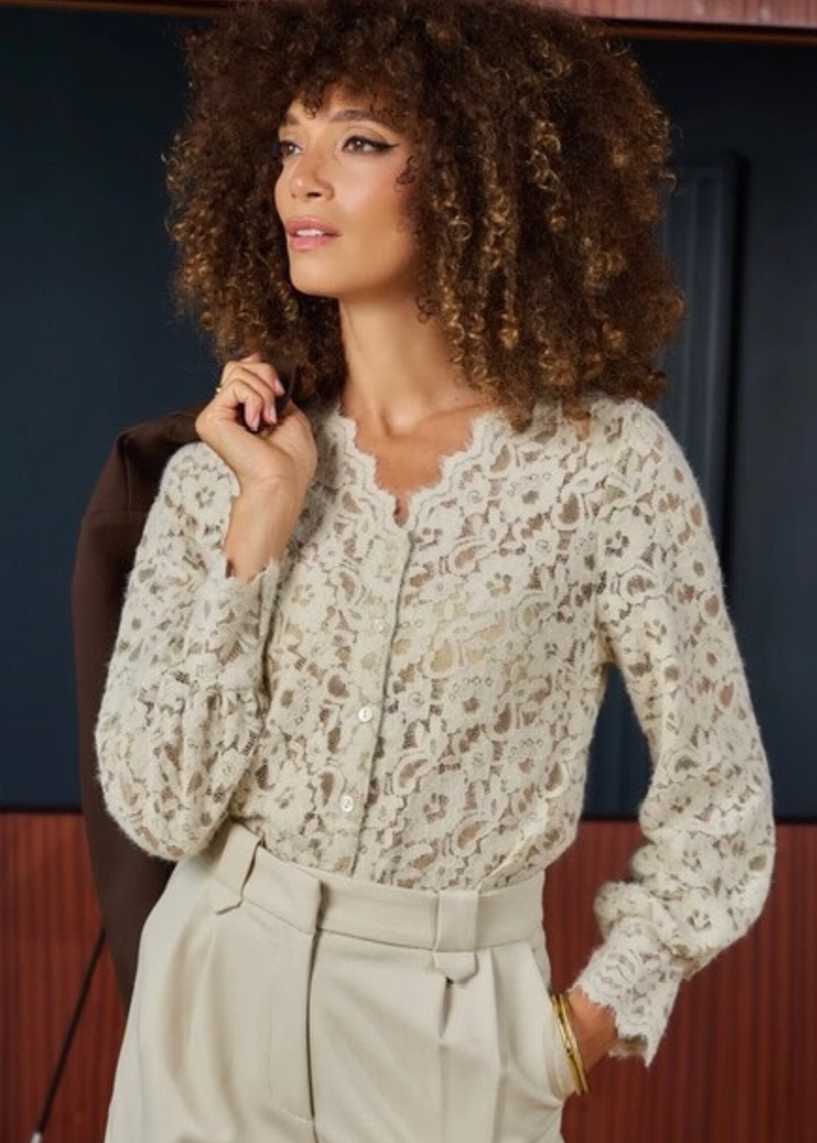 INKOOP NAJAAR/ WINTER 2026 Blouse Kant "Ch319A