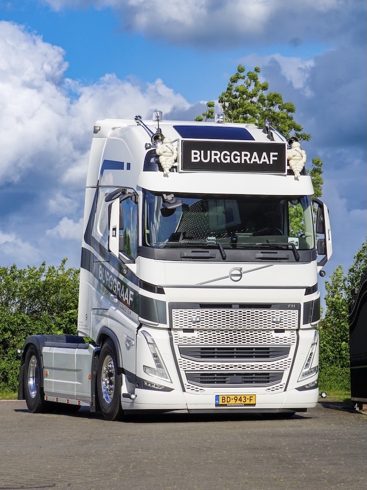 Vepro oy Dirt deflectors for Volvo FH
