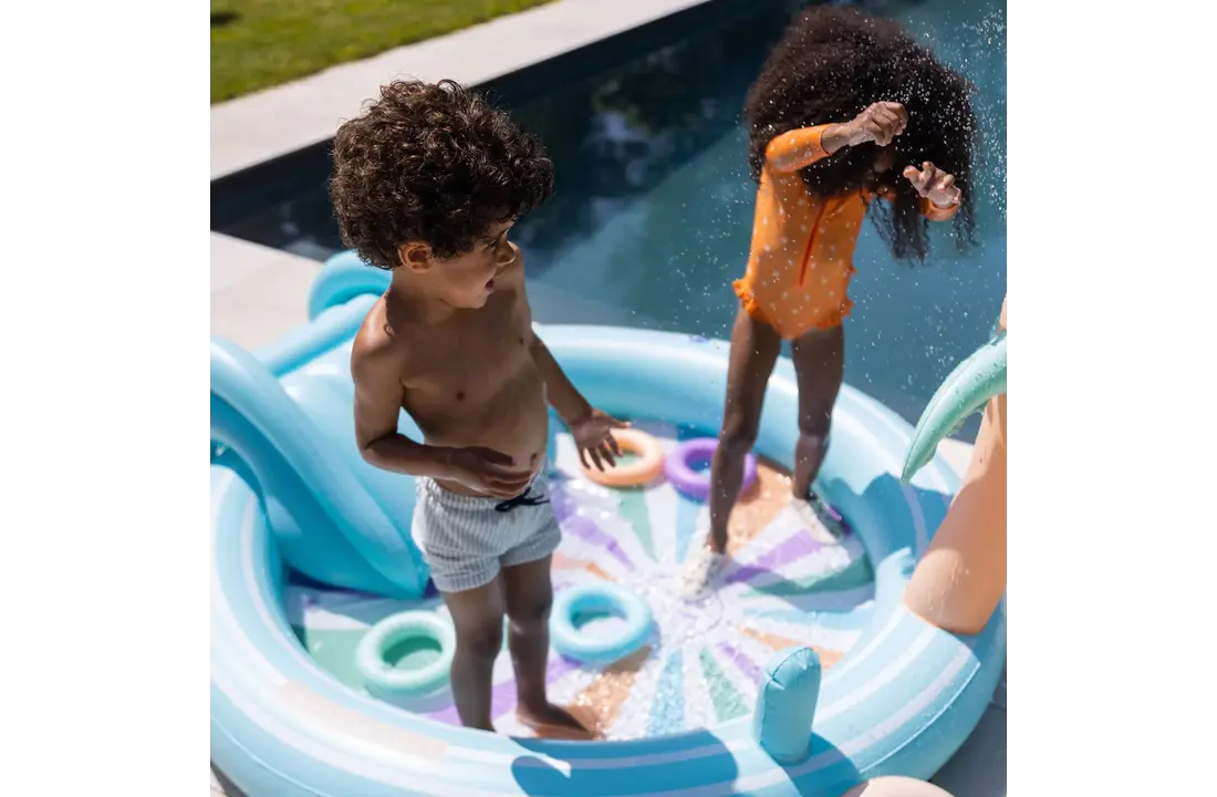 Swim essentials speelzwembad met glijbaan regenboog