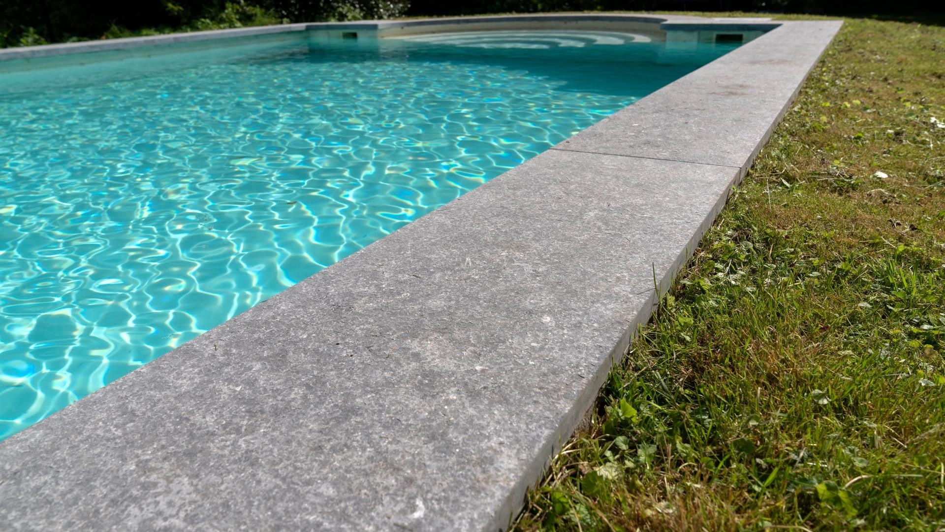 Binnenhoek Belgische blauwe hardsteen gebrand afgeronde neus