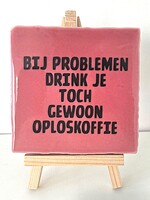 Tegel Quotes bij problemen drink je toch gewoon oploskoffie- roze