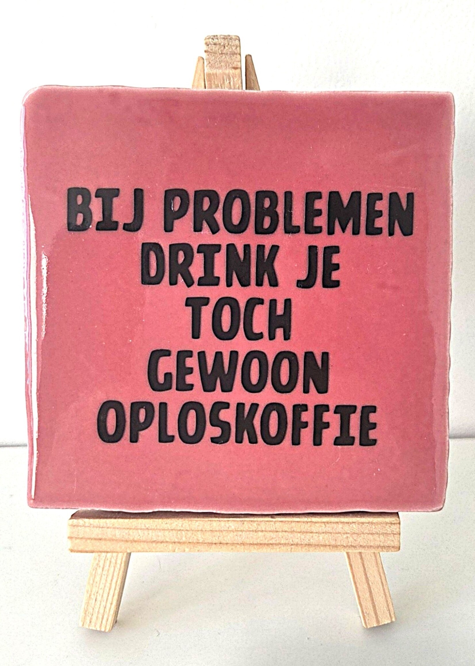 Tegel Quotes Tegel "bij problemen drink je toch gewoon oploskoffie" – handgemaakt 10x10 cm