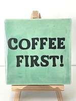 Tegel Quotes coffee first- groen