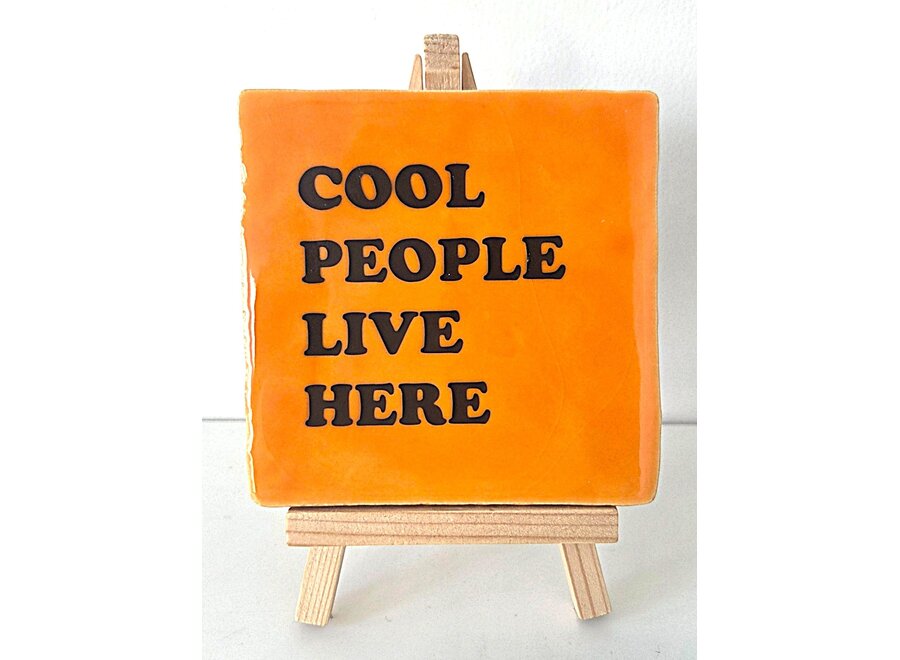 Tegel "cool people live here" – handgemaakt 10x10 cm