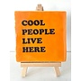 Tegel "cool people live here" – handgemaakt 10x10 cm