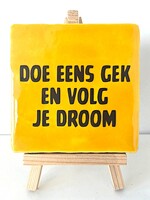 Tegel Quotes doe eens gek en volg je droom - geel