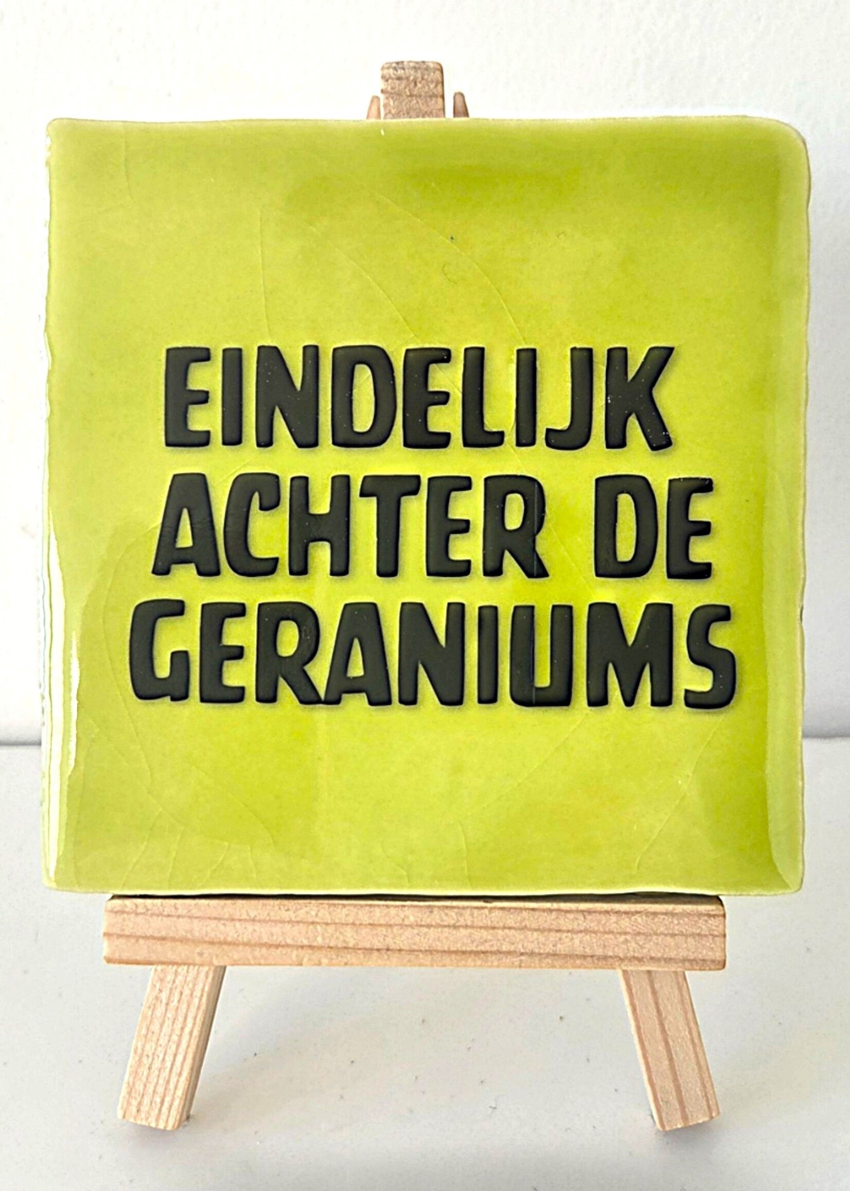 Tegel Quotes Tegel "eindelijk achter de geraniums" – handgemaakt 10x10 cm