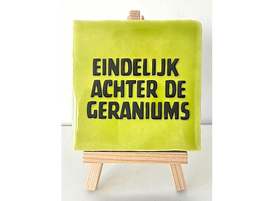Tegel "eindelijk achter de geraniums" – handgemaakt 10x10 cm