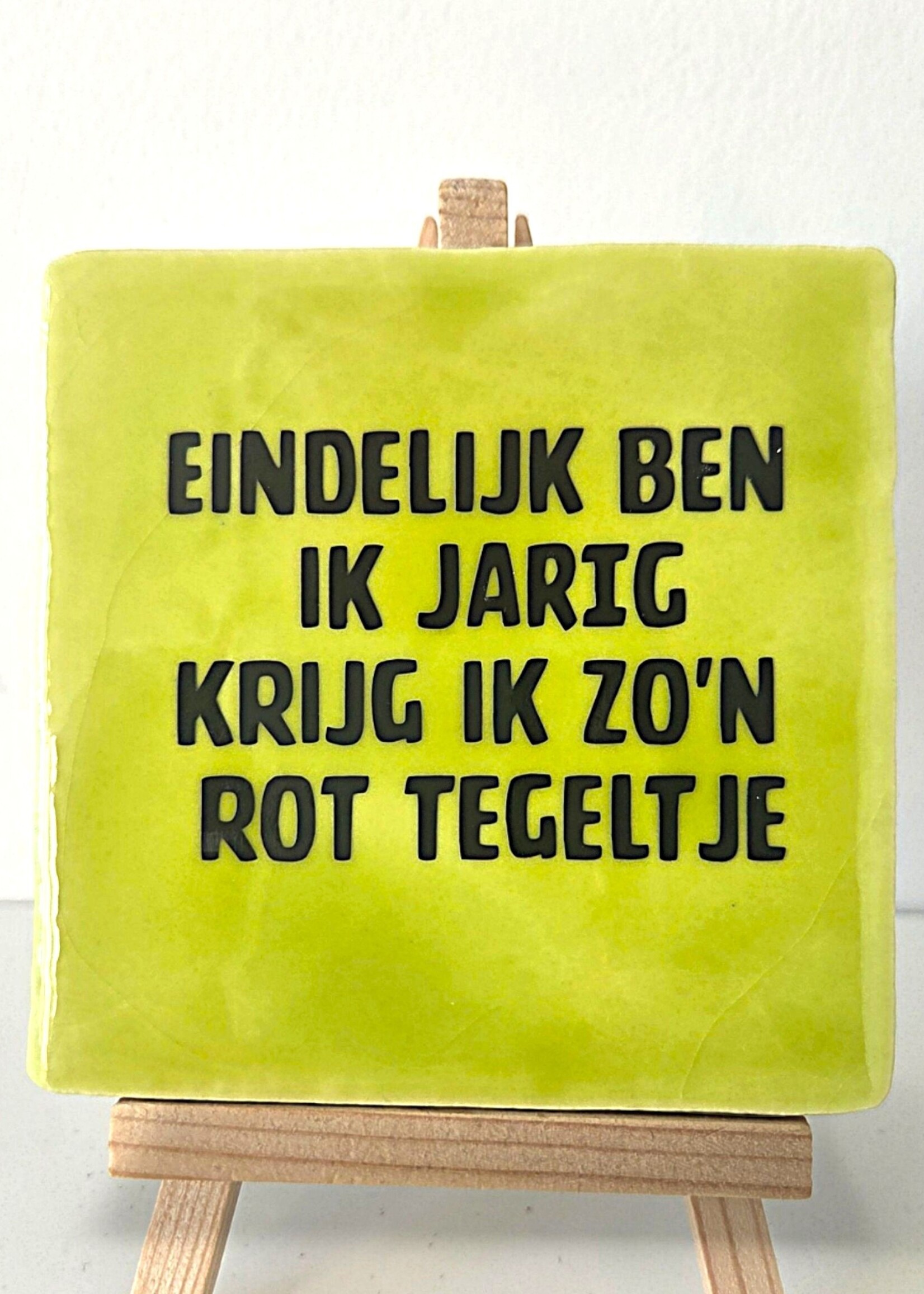 Tegel Quotes Tegel "eindelijk ben ik jarig, krijg ik zo'n rot tegeltje" – handgemaakt 10x10 cm